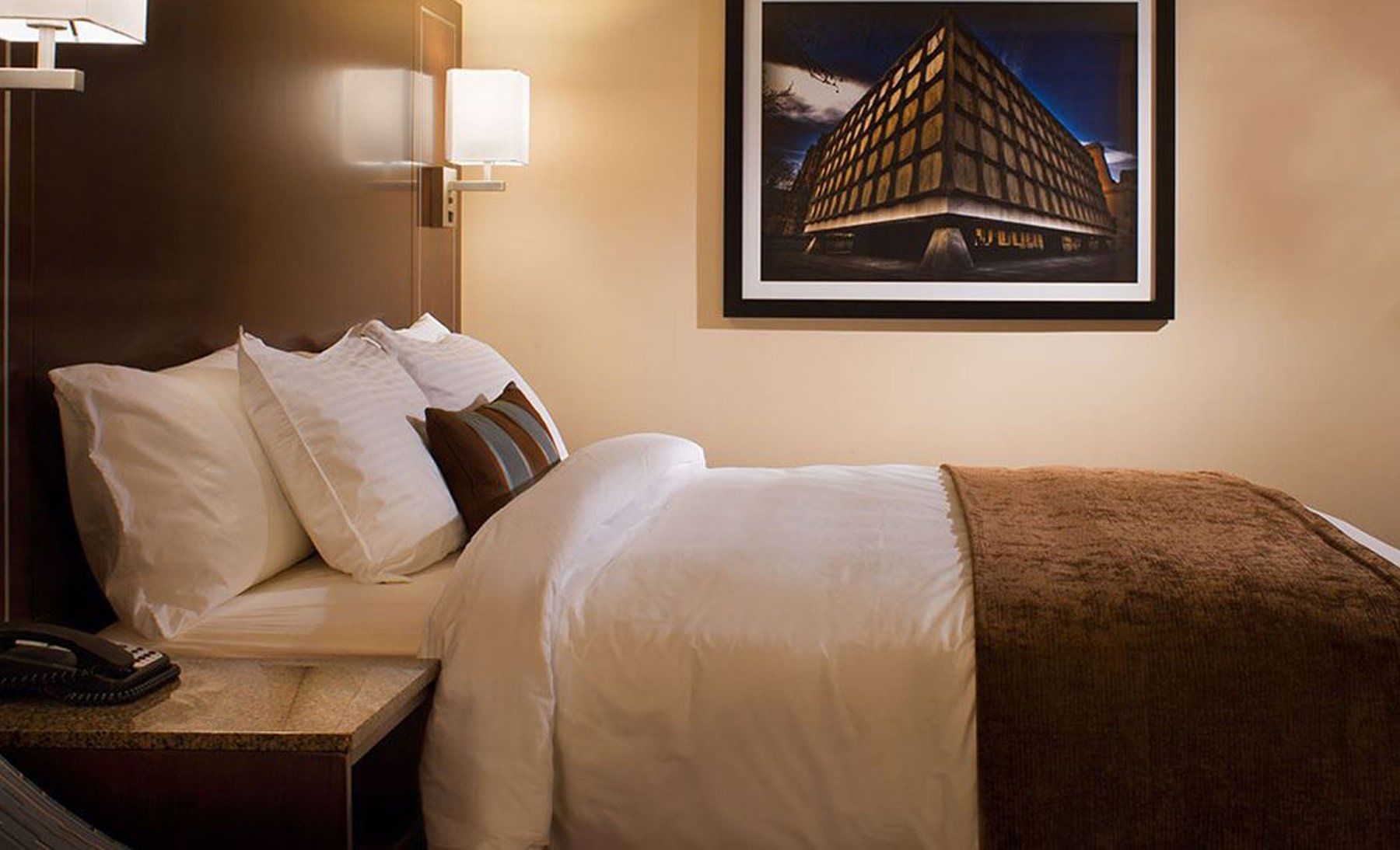 A room with one bed at New Haven Hotel