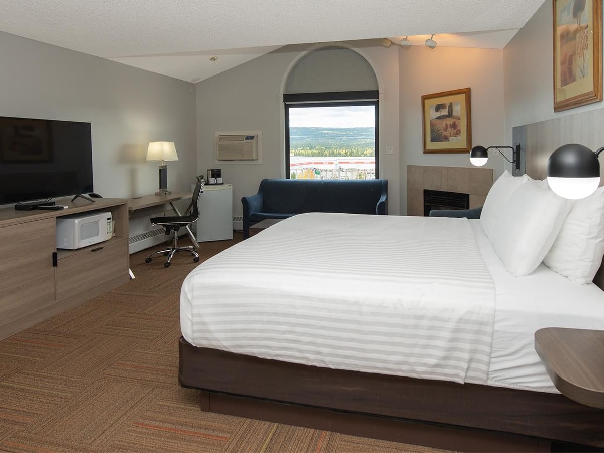 Coast Premium King Suite with Soaker Tub featuring king bed, work desk, and mountain views.