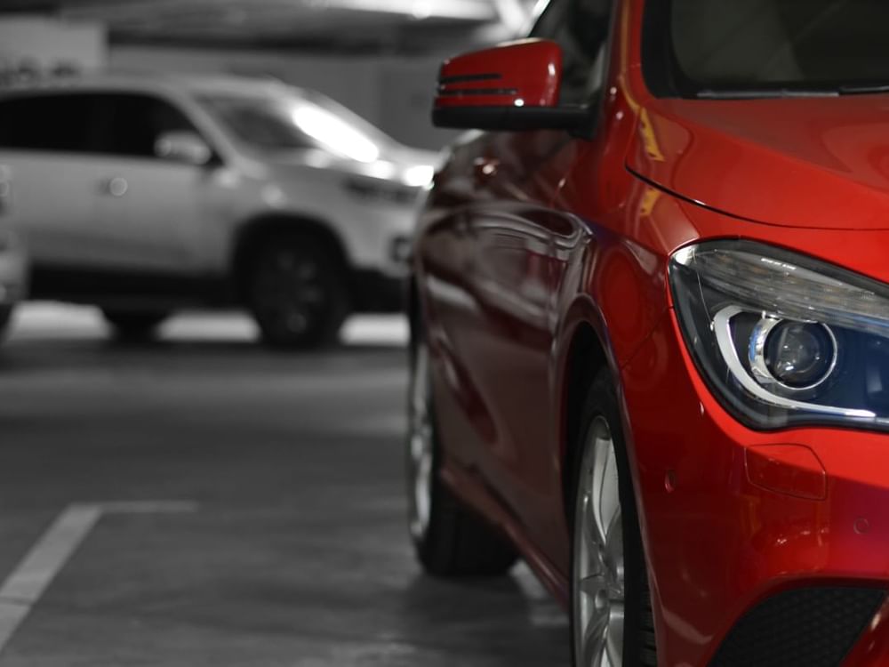 Un auto de color rojo estacionado en FA Cozumel All Inclusive