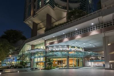 Exterior view of Chatrium Hotel Riverside Bangkok at night