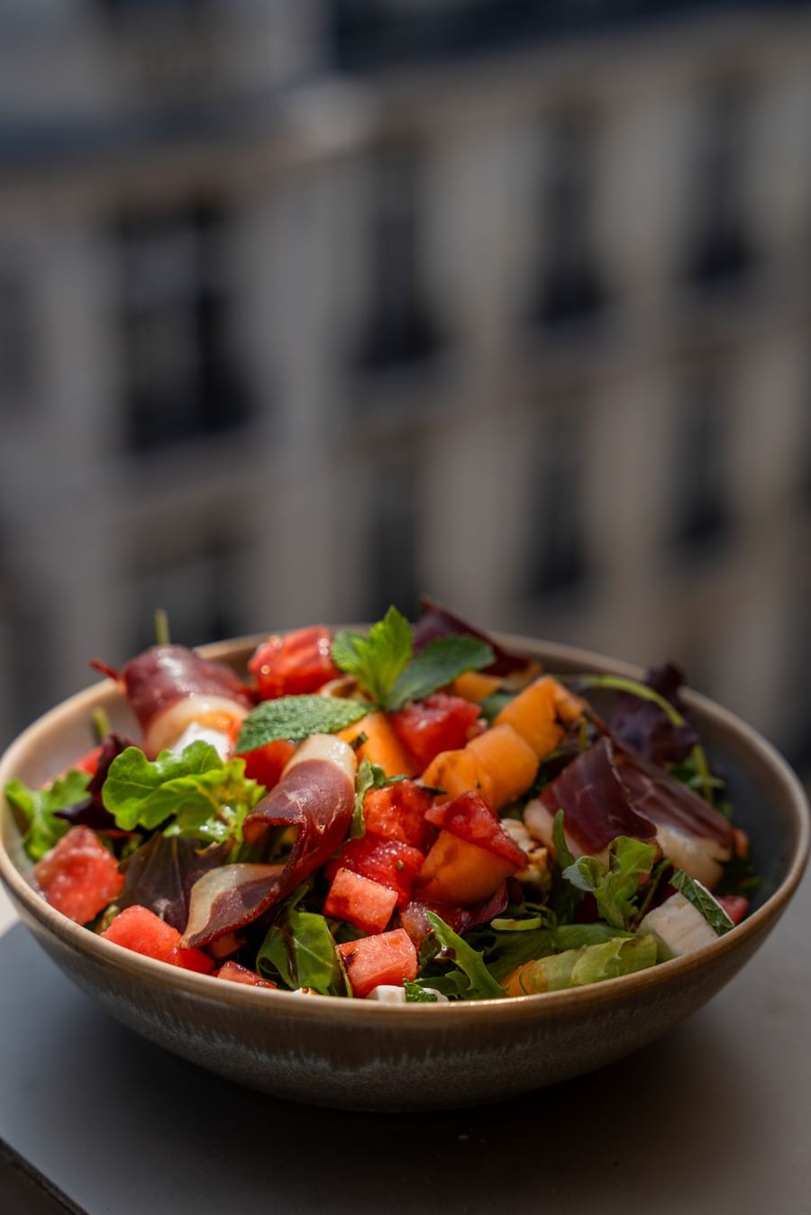 Salade estivale, féta, melon et magret fumé 