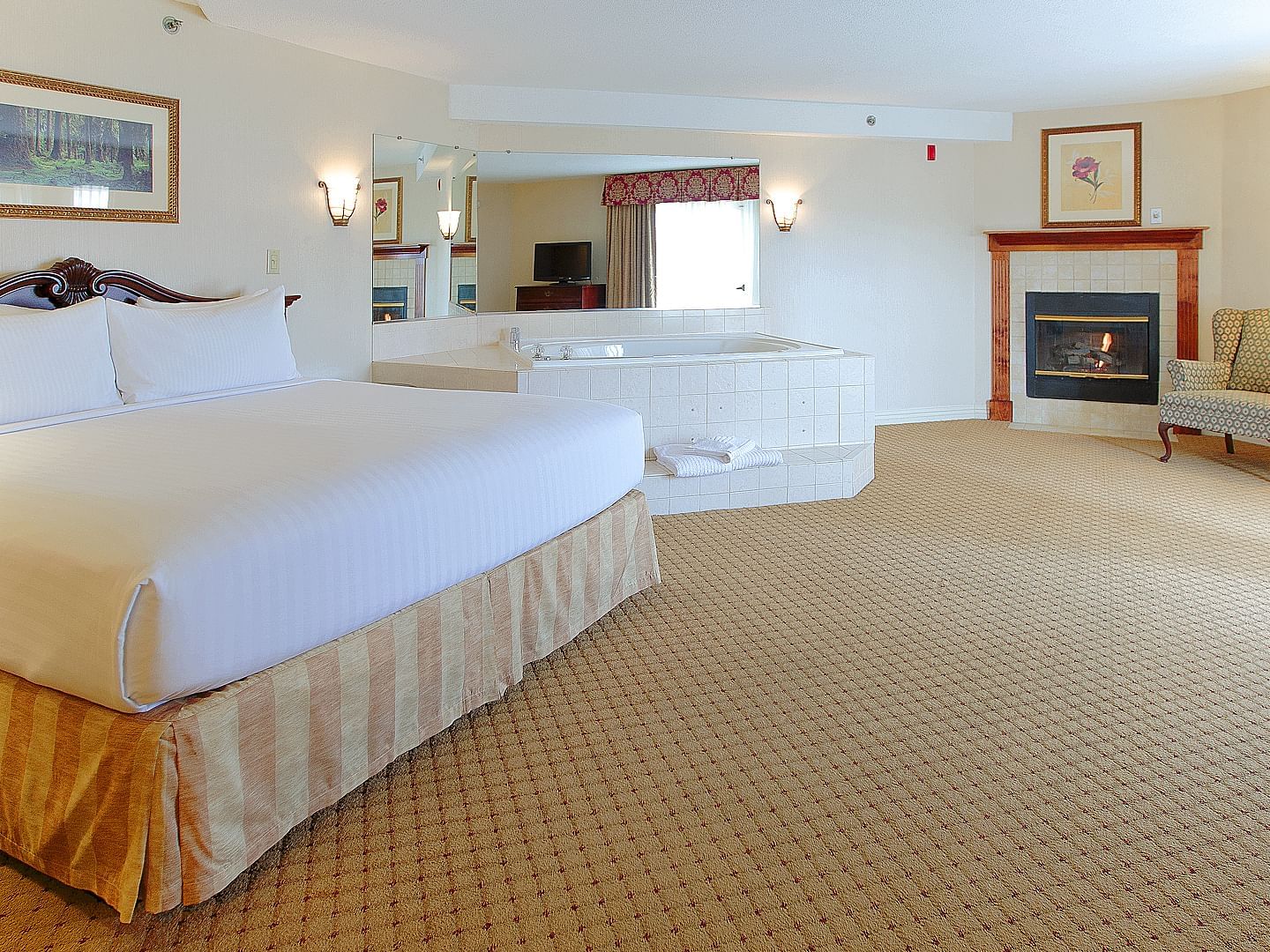 Jacuzzi & fireplace in Executive Suite at Music Road Resort