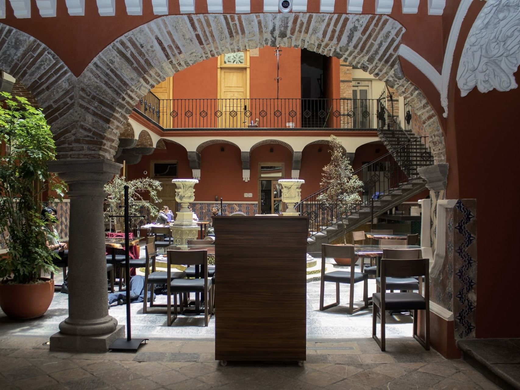 Dining area in Azul Raiz Terraza at Casa Azulejos Puebla Hotel