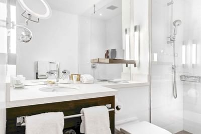 The washroom in a room at the Sandman Signature Newcastle Hotel 