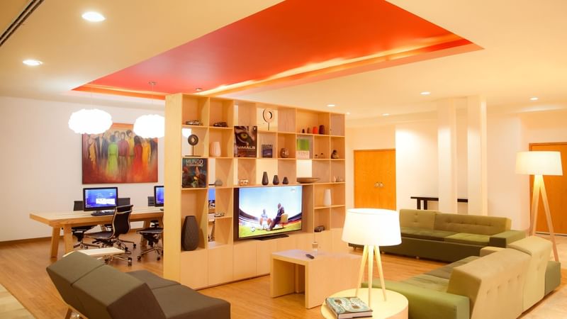 Interior of the lounge at Fiesta Inn Monterrey Fundidora