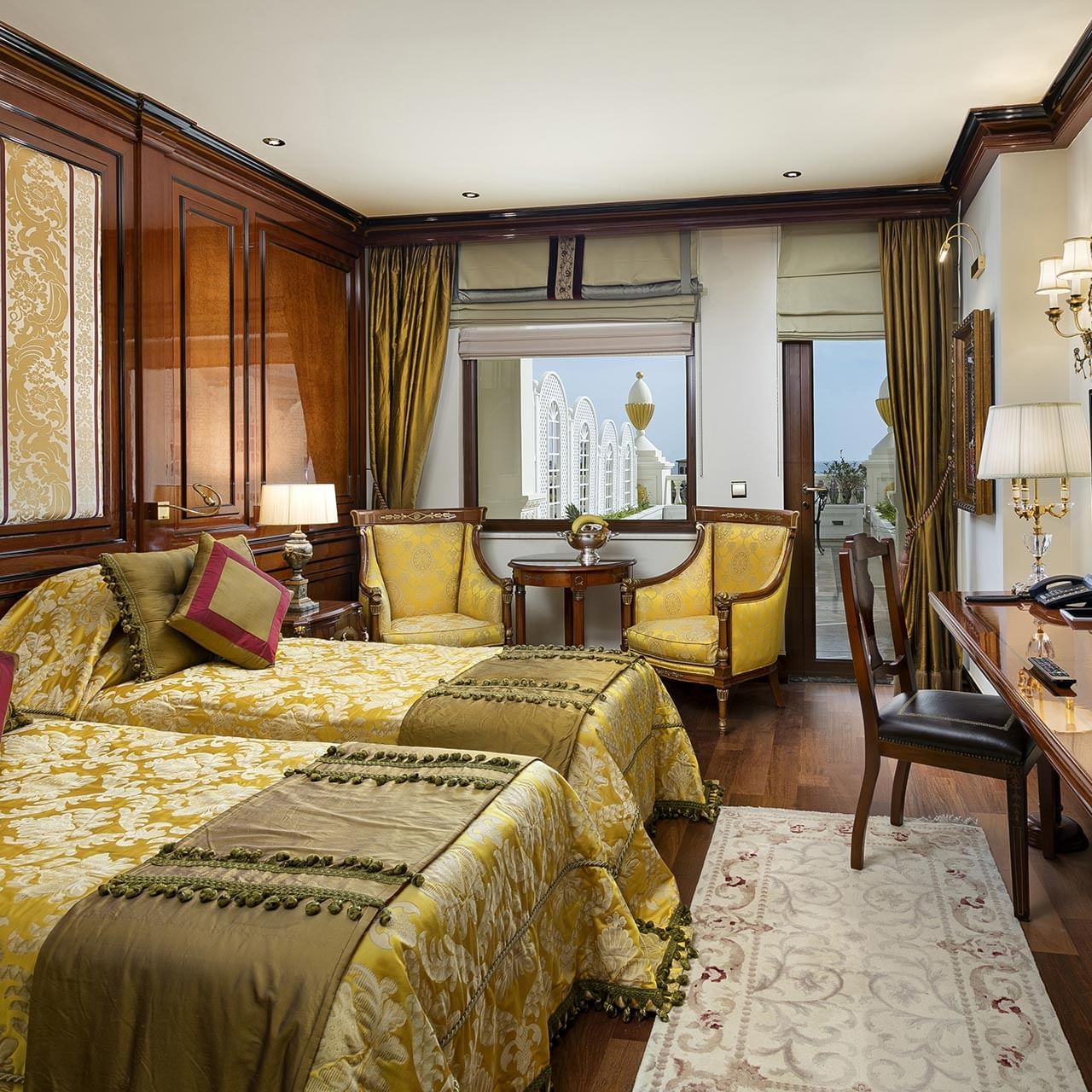 Классический номер в Titanic Mardan Palace с двумя удобными кроватями.