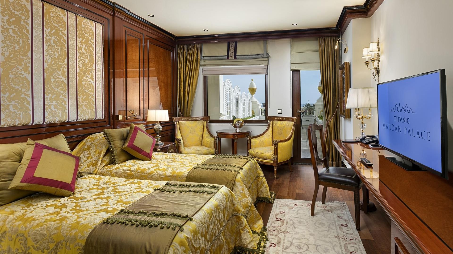 Классический номер в Titanic Mardan Palace с двумя удобными кроватями.