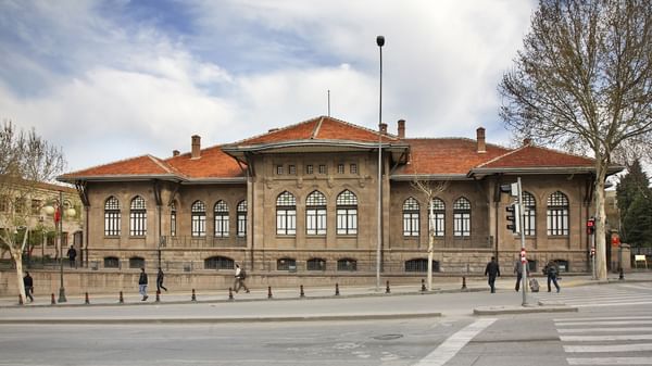 Large historic building of the War of Independence Museum with people walking nearby.