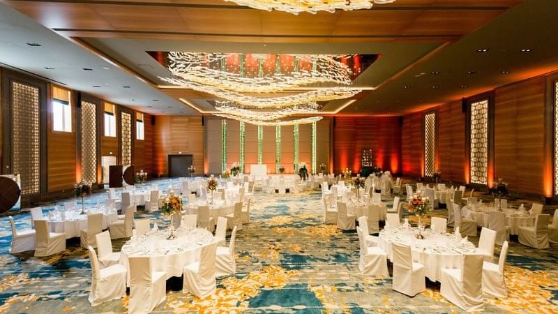 Banketttisch mit Blumendekoration bei einer Veranstaltung im Titanic Chaussee Berlin