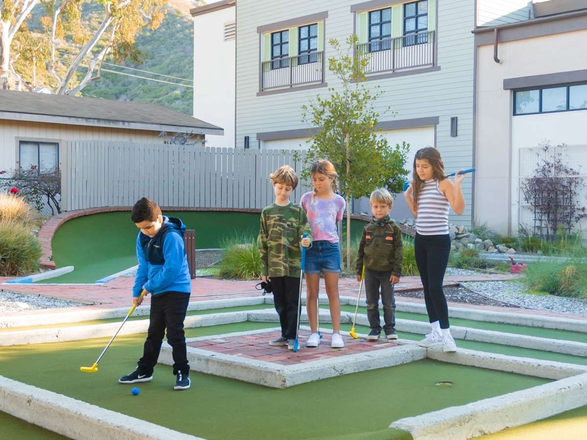 Kids playing mini golf at Catalina Island Company