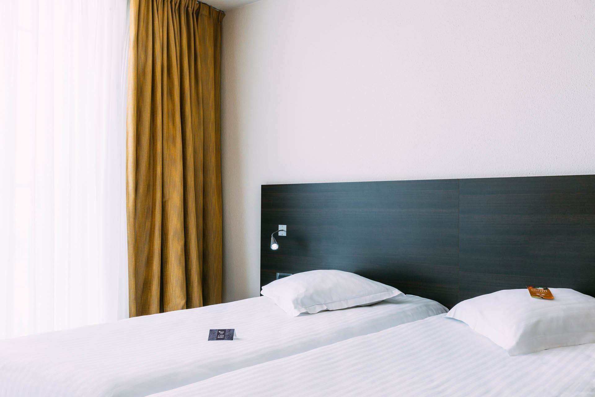 Lits dans une chambre twin de luxe à l'Escale Oceania Marseille