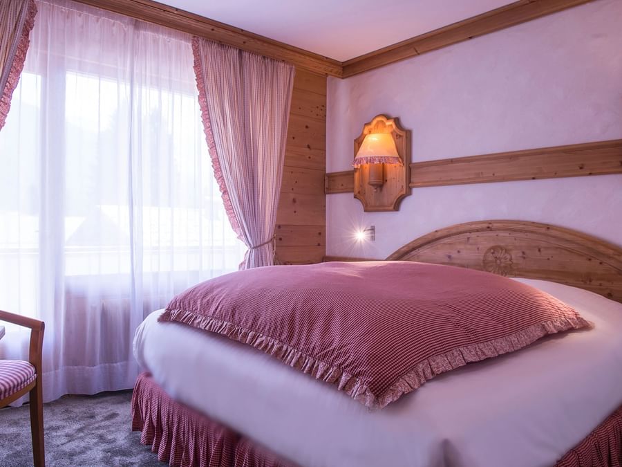 Queen bedroom with open windows at Chalet hotel neige et roc