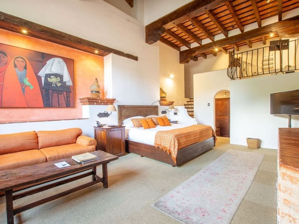 Standard Executive con un sofá naranja, una cama de madera y un mural naranja en Casa Santo Domingo