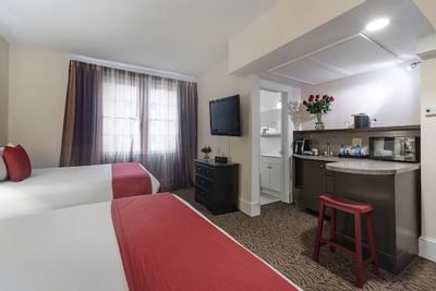 Twin beds & a countertop area in a guest room at Artmore Hotel