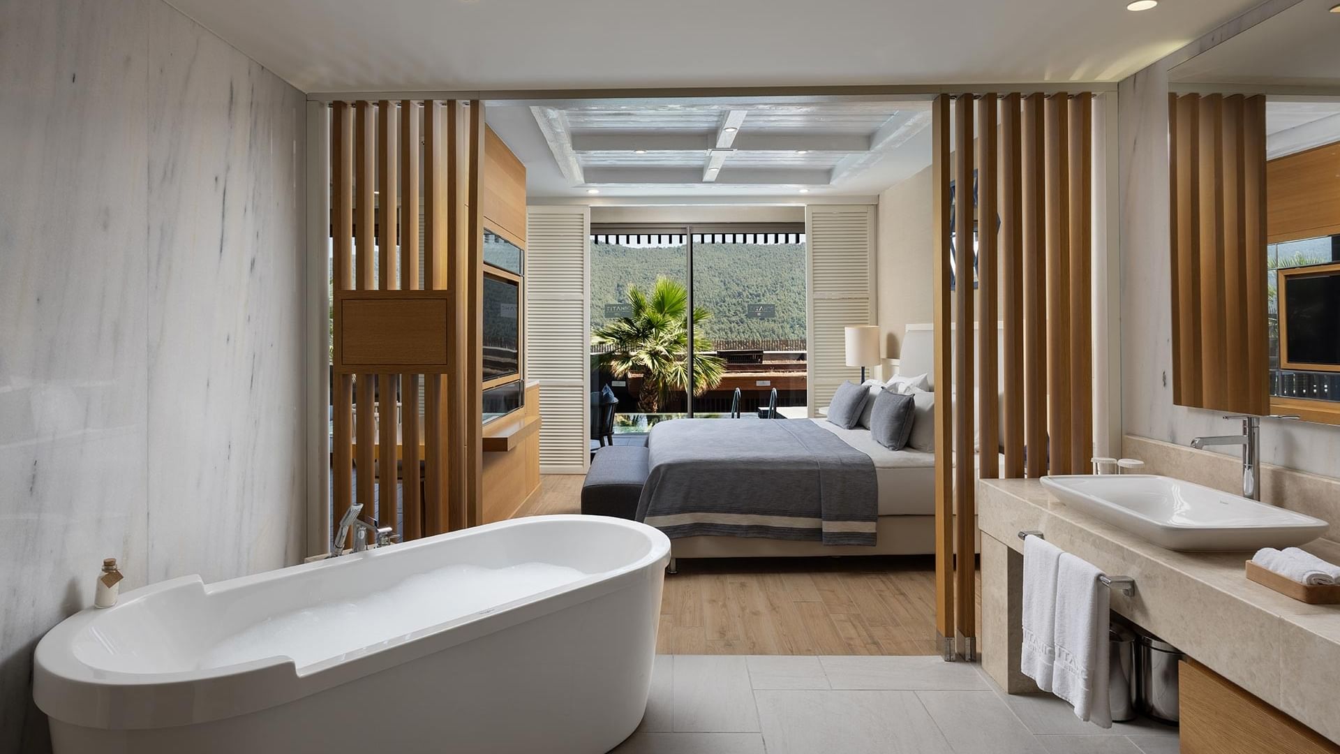 Роскошная ванная комната с просторной ванной в отеле Titanic Luxury Collection Bodrum.