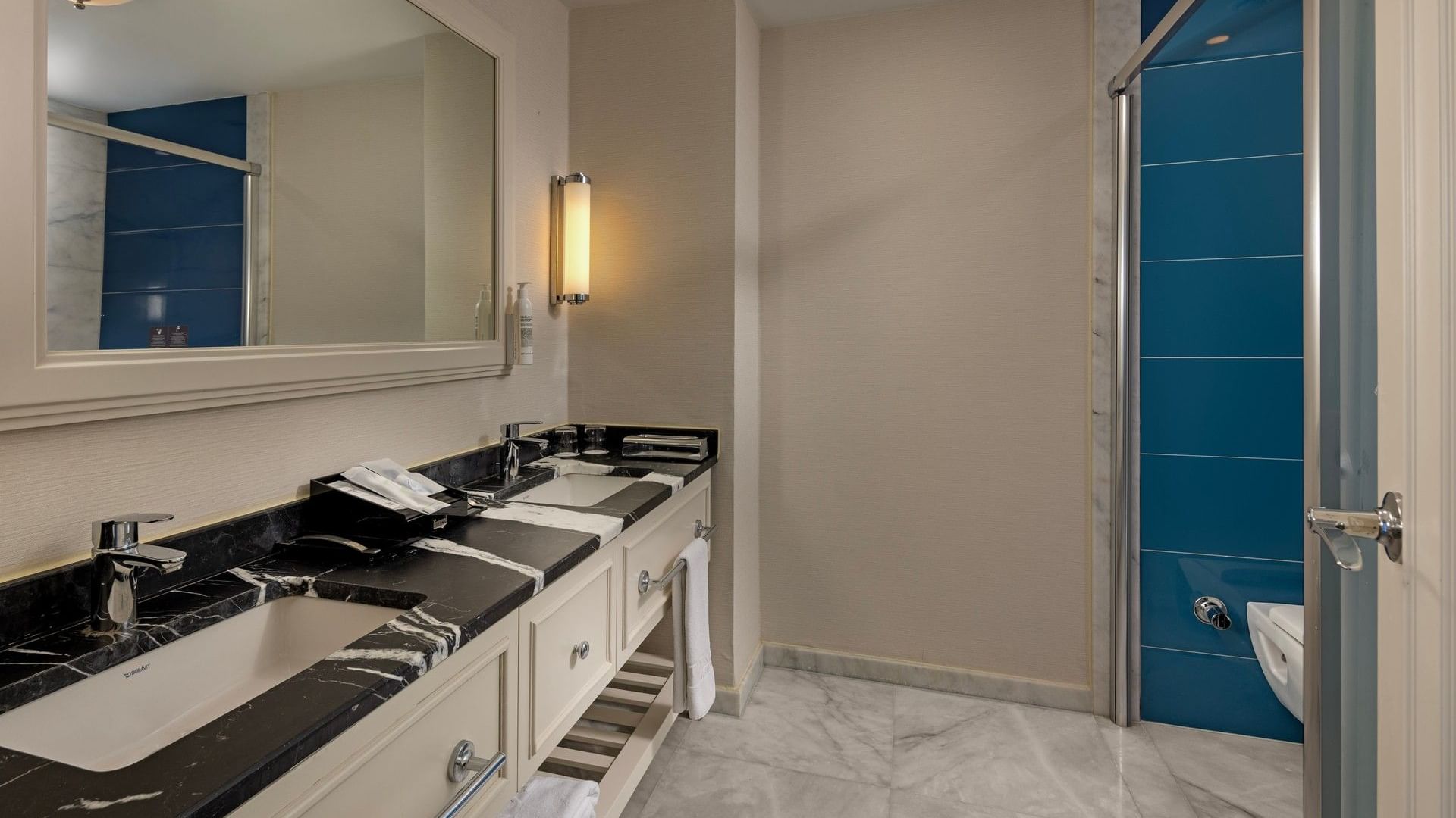 Major Suite'in çift lavabolu, mermer zeminli ve mavi fayans detaylı modern banyosu,  Titanic Deluxe Golf Belek'te