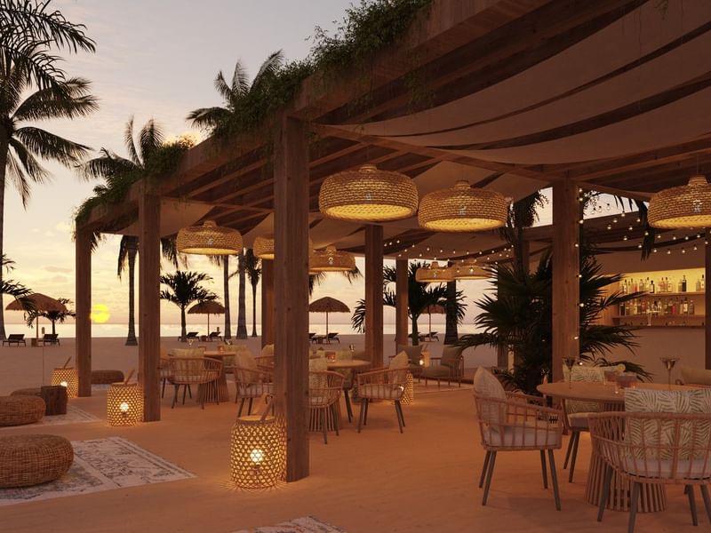 Cena frente al mar al atardecer en Fiesta Americana Funeeq Punta Cana con linternas tejidas y vistas al ocaso