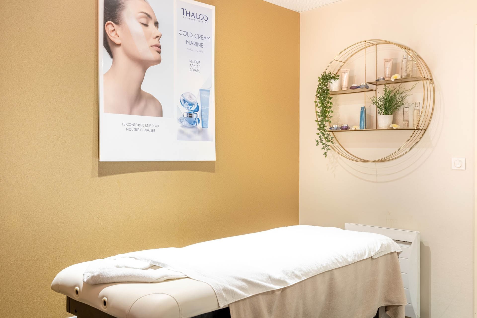 Lit de massage dans le spa à l'Oceania L'Univers Tours