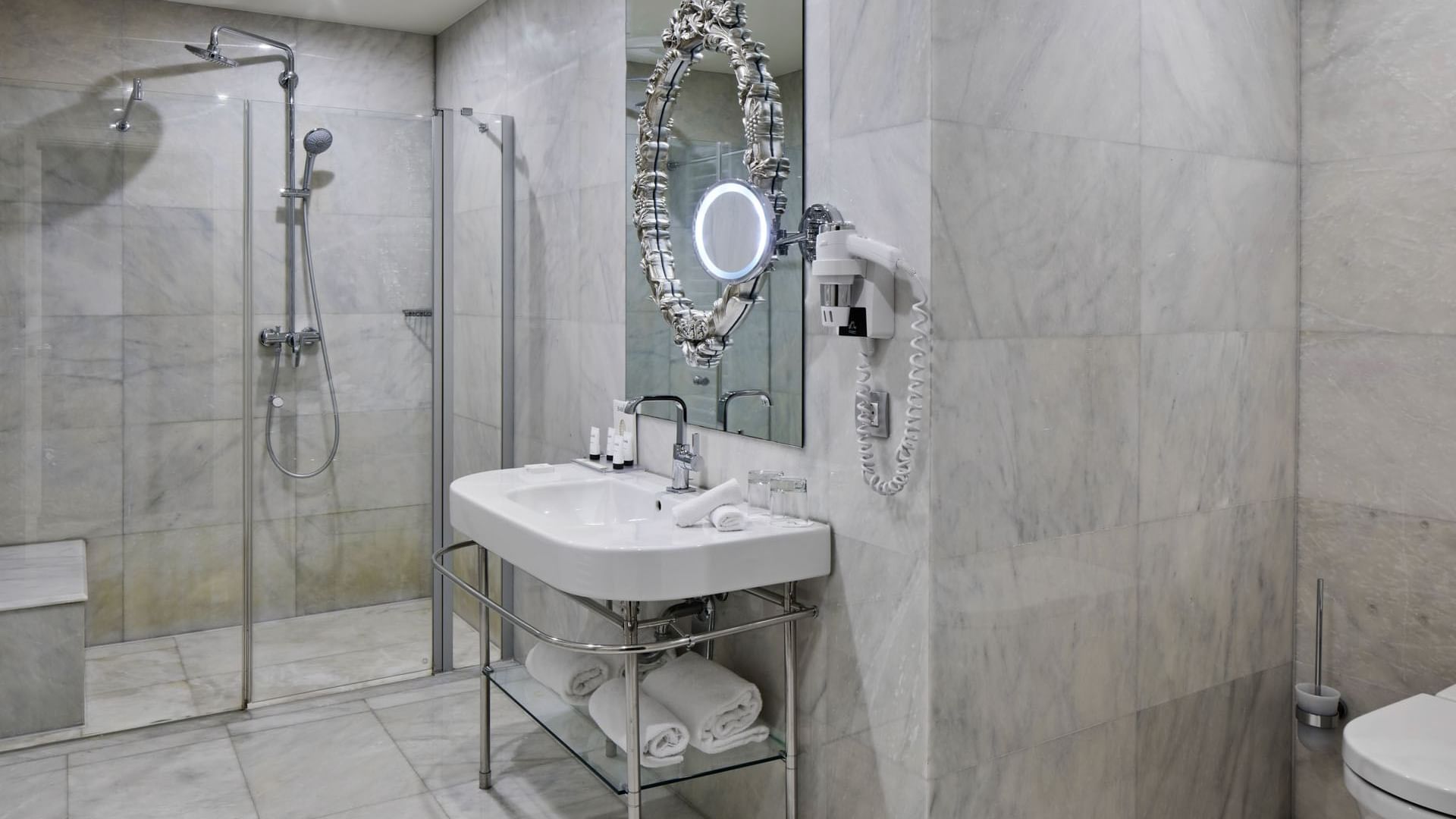 Titanic Suite mit Badezimmer, Waschtisch und Duschbereich im Titanic Gendarmenmarkt Berlin.