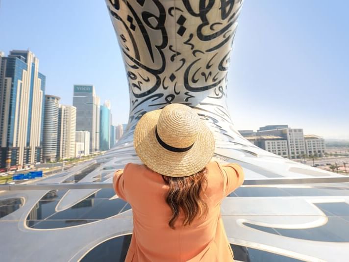 Frau reist zum ersten Mal nach Dubai