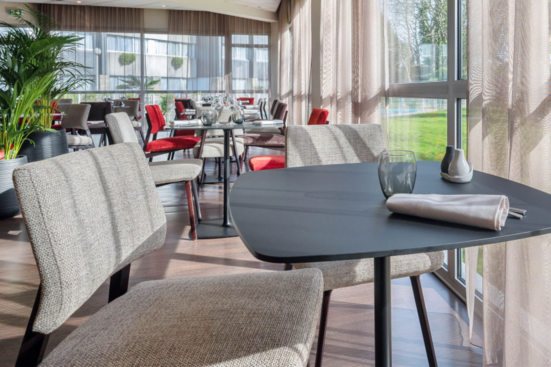 Tables à manger dans un restaurant à Oceania Quimper