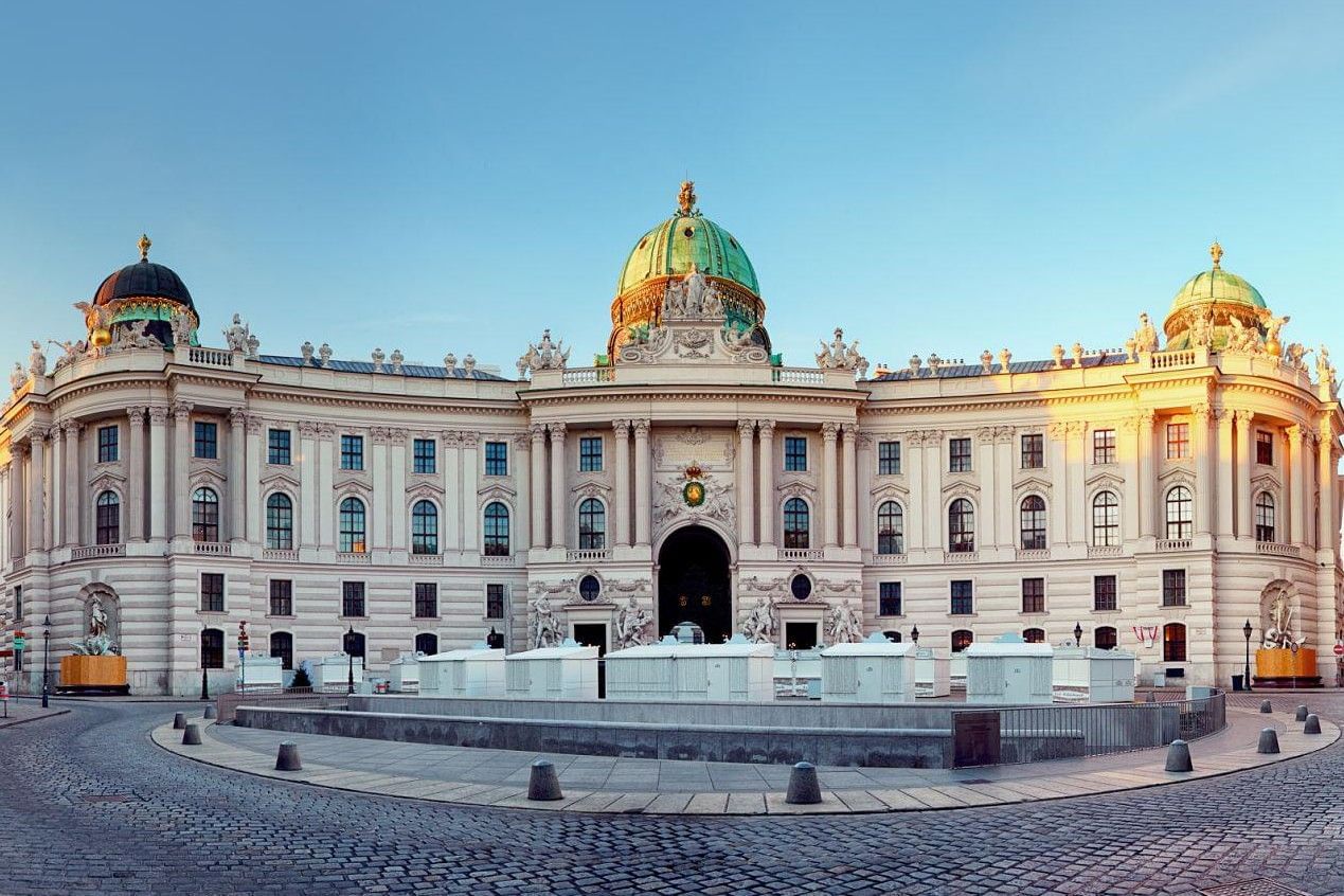 Die Hofburg in Wien, ehemalige Kaiserresidenz der Habsburger und heute ein bedeutender historischer und kultureller Komplex im Herzen der Stadt.