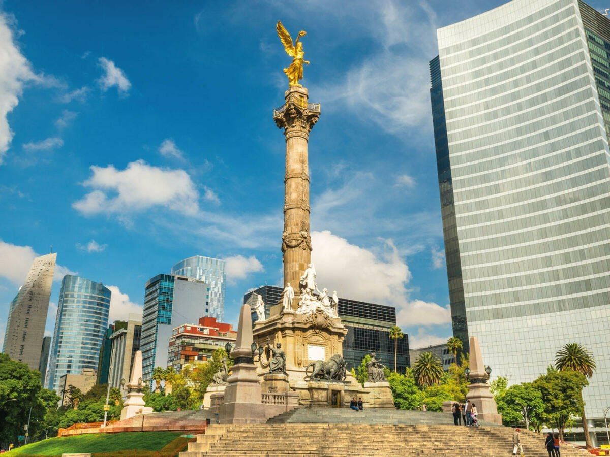 Estatua de la era de la independencia cerca del Hotel Grand Fiesta Americana