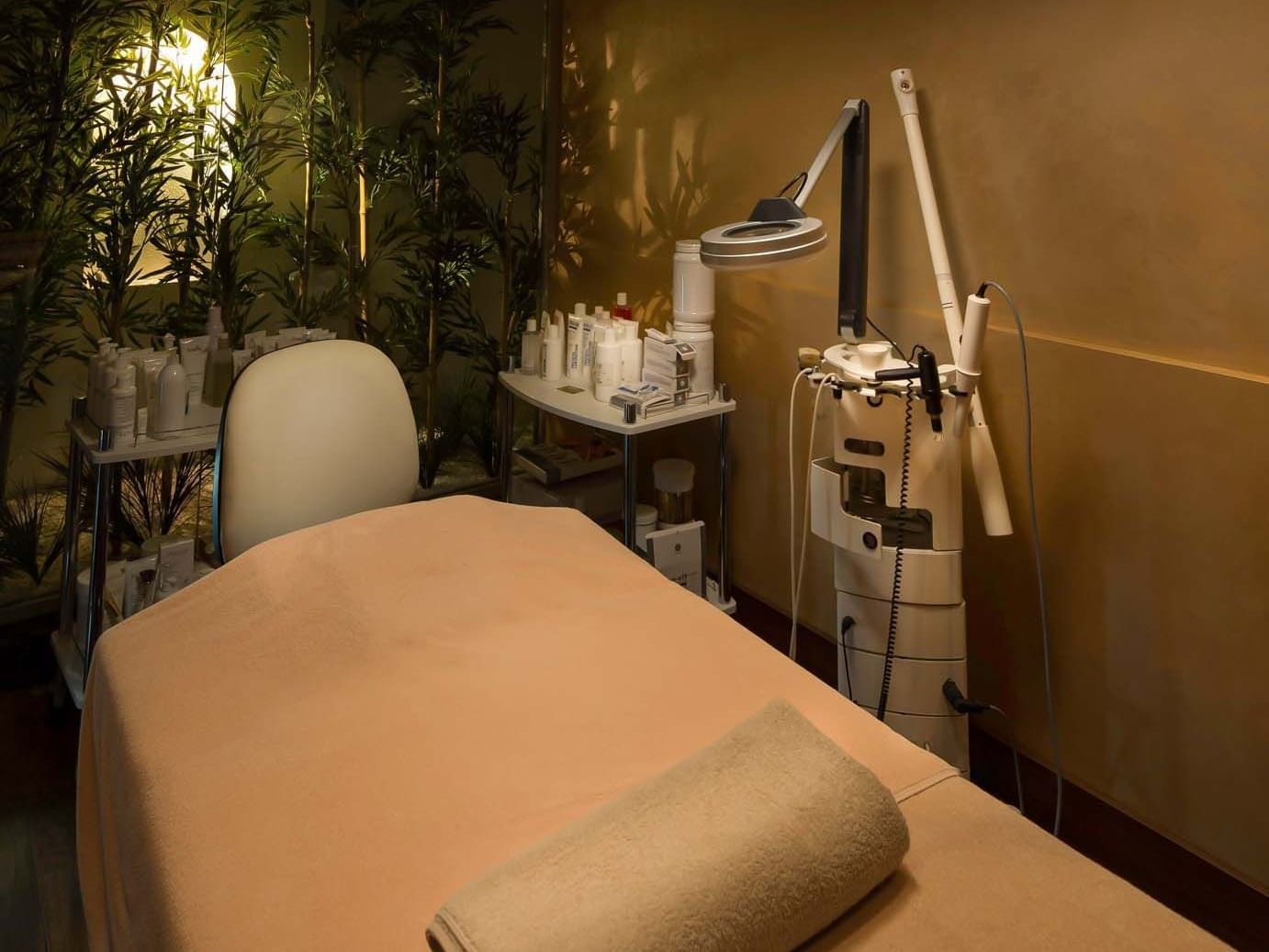 Titanic Port Bakırköy’deki BeFine Spa özenle yerleştirilmiş ürün rafları ve konforlu masaj masasıyla misafirlerine profesyonel bir bakım deneyimi sunuyor.