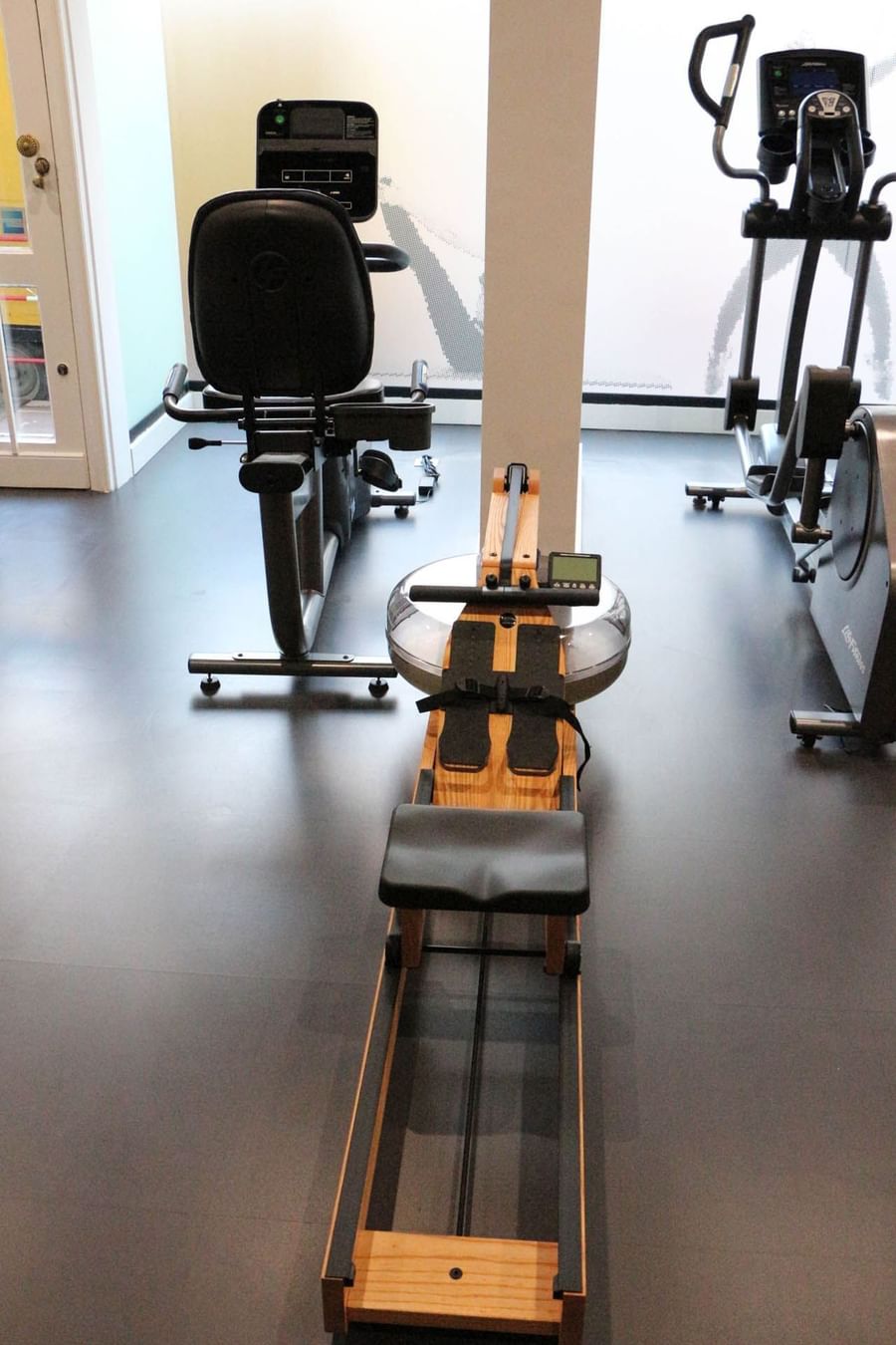 Rameur aquatique au centre de remise en forme du Splendid Hotel & Spa de Nice