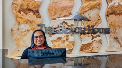 Recepcionista en la recepción del hotel The Beach House de Panamá