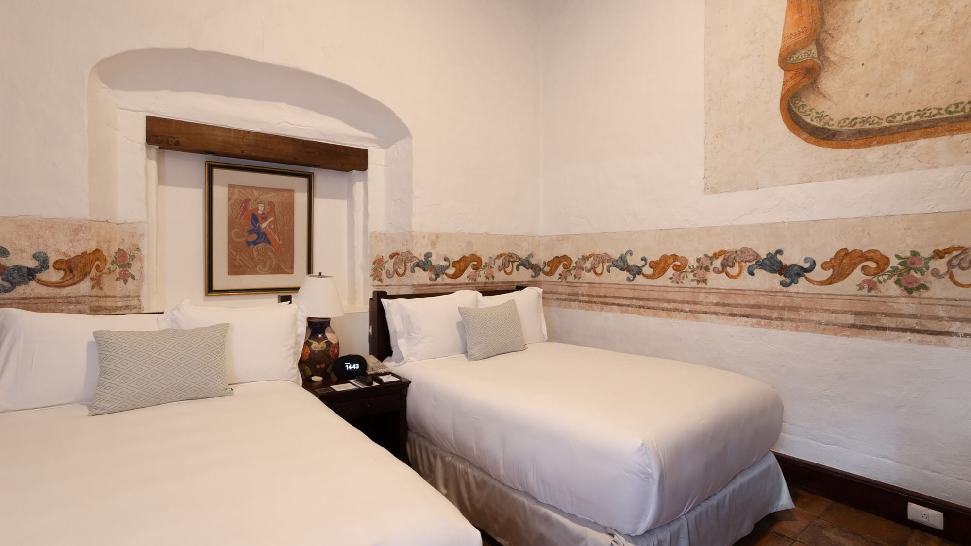 Habitación Superior con 2 camas dobles y decoración tradicional en Quinta Real Oaxaca de Juárez