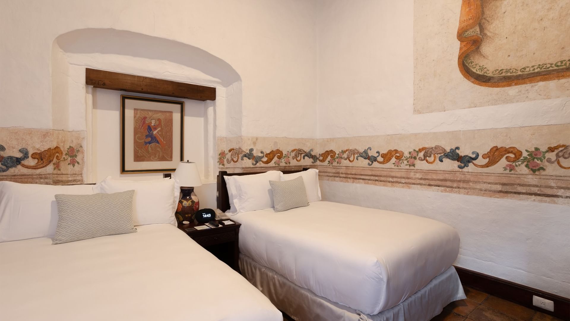 Habitación Superior con 2 camas dobles y decoración tradicional en Quinta Real Oaxaca de Juárez