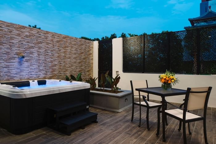 Outdoor patio with hot tub and dining table in Oasis Junior Suite at Grand Park City Hall