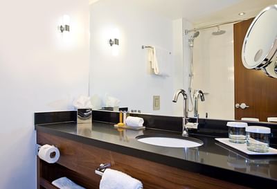 The washroom at the Sandman Signature London Gatwick Hotel with 
