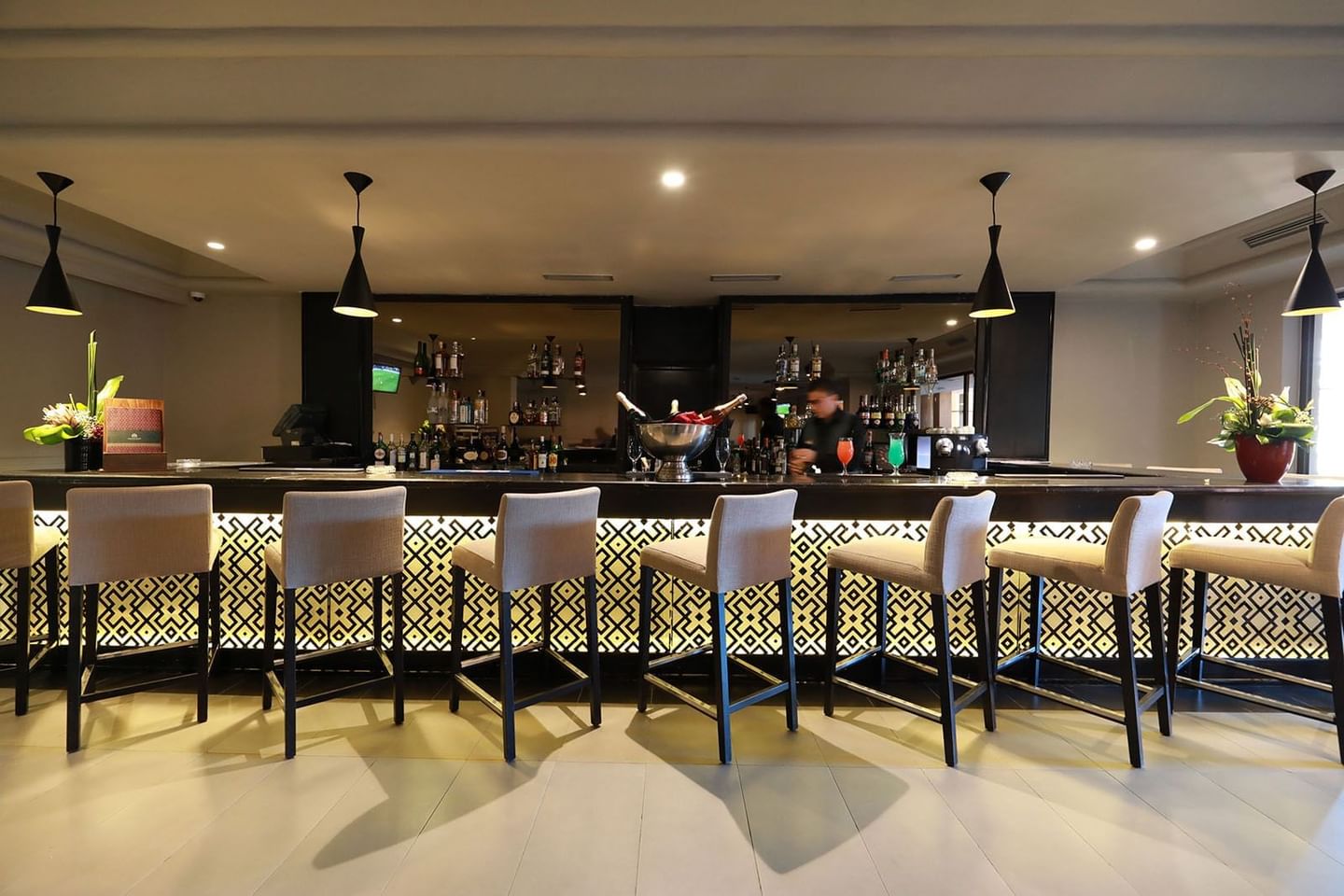 Bar élégant avec tabourets et boissons chez Kenzi Rose Garden