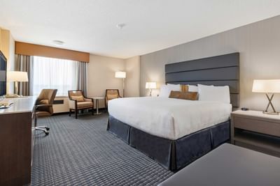 bed in carpeted hotel room