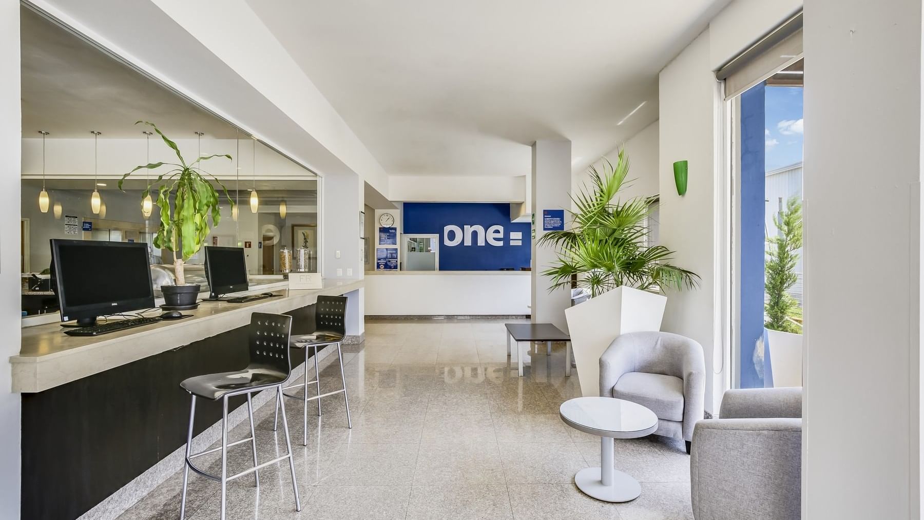 Lobby & reception at One Guadalajara Periférico Norte