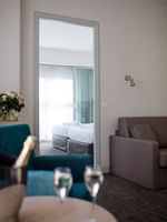 Canapé confortable et vue depuis la chambre de la suite de l'hôtel Splendid Hotel & Spa à Nice