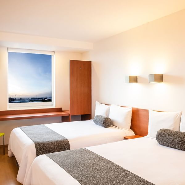 Habitación Superior con cama grande y ventanas abiertas en One Hotels