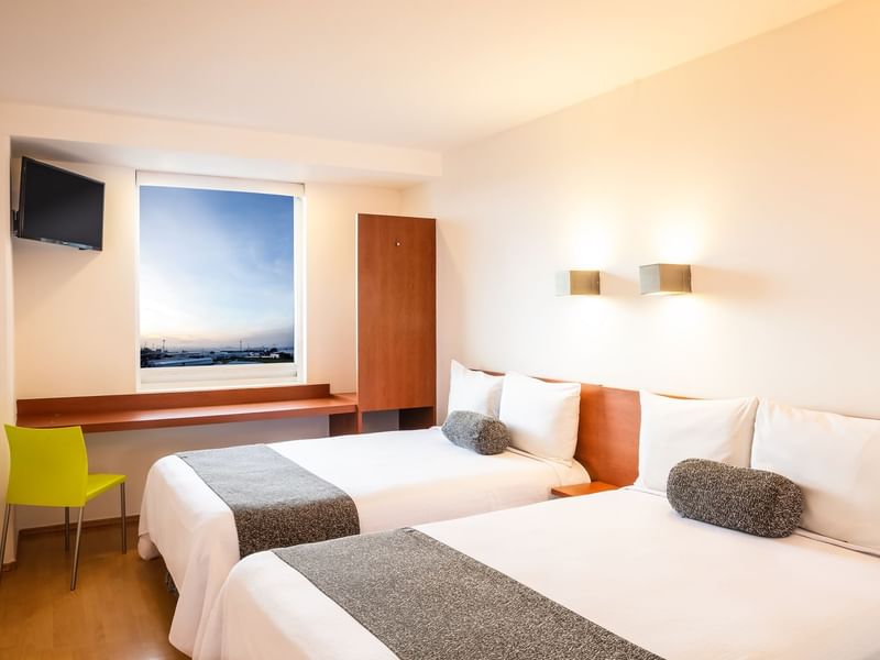 Habitación Superior con cama grande y ventanas abiertas en One Hotels