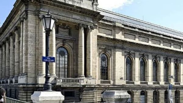 Musee Art et Histoire building by a street lamp under a soft blue sky near Warwick Geneva