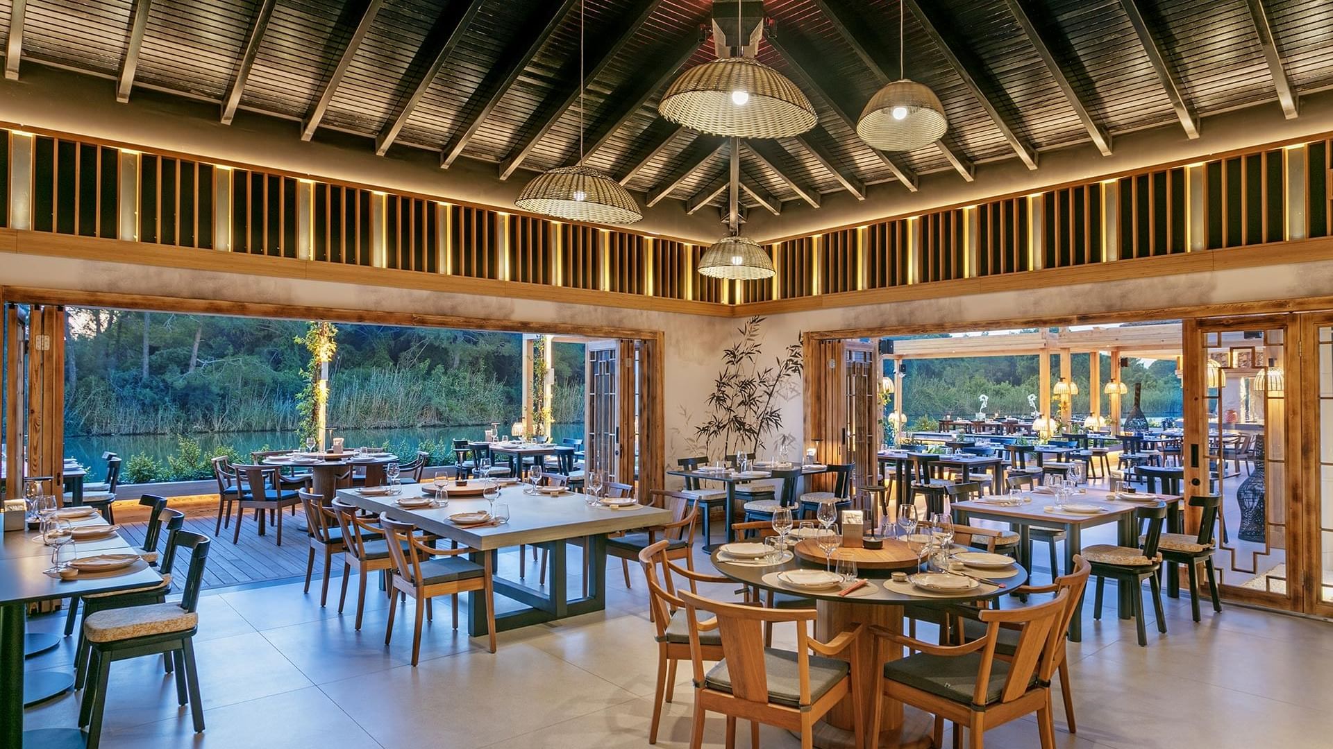 Nori Asian Restaurant в Titanic Deluxe Golf Belek — современный интерьер с утончёнными азиатскими акцентами.