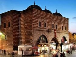 Gewürzbasar, Istanbul: Ein lebhafter Markt mit Gewürzen, Kräutern, Tees und türkischen Spezialitäten