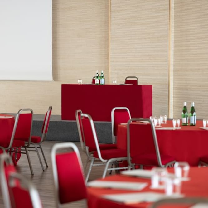 UNAHOTELS_ExpoFiera_Milano_meeting_room_Europa_round_tables_desk