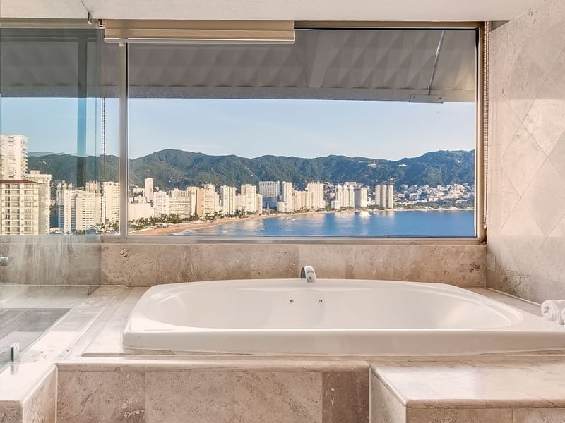 Bathroom bathtub in Master Suite Premium at Fiesta Americana