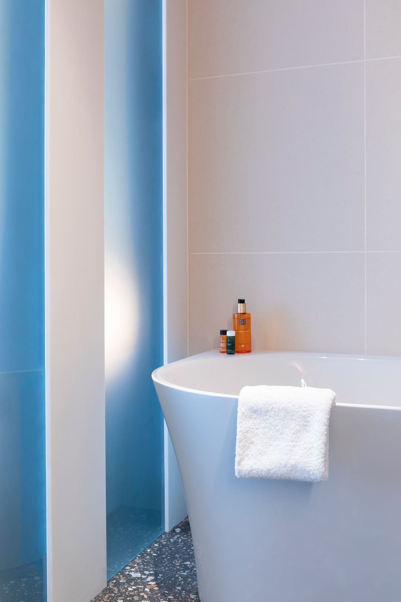 Bouteilles de cosmétiques sur une baignoire avec serviette, Oceania Le Conti Brest