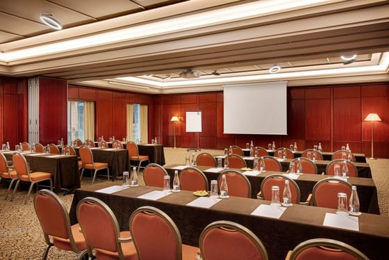 Classroom set-up with projector screen in Magnolia at Crowne Plaza Hotel Bucharest