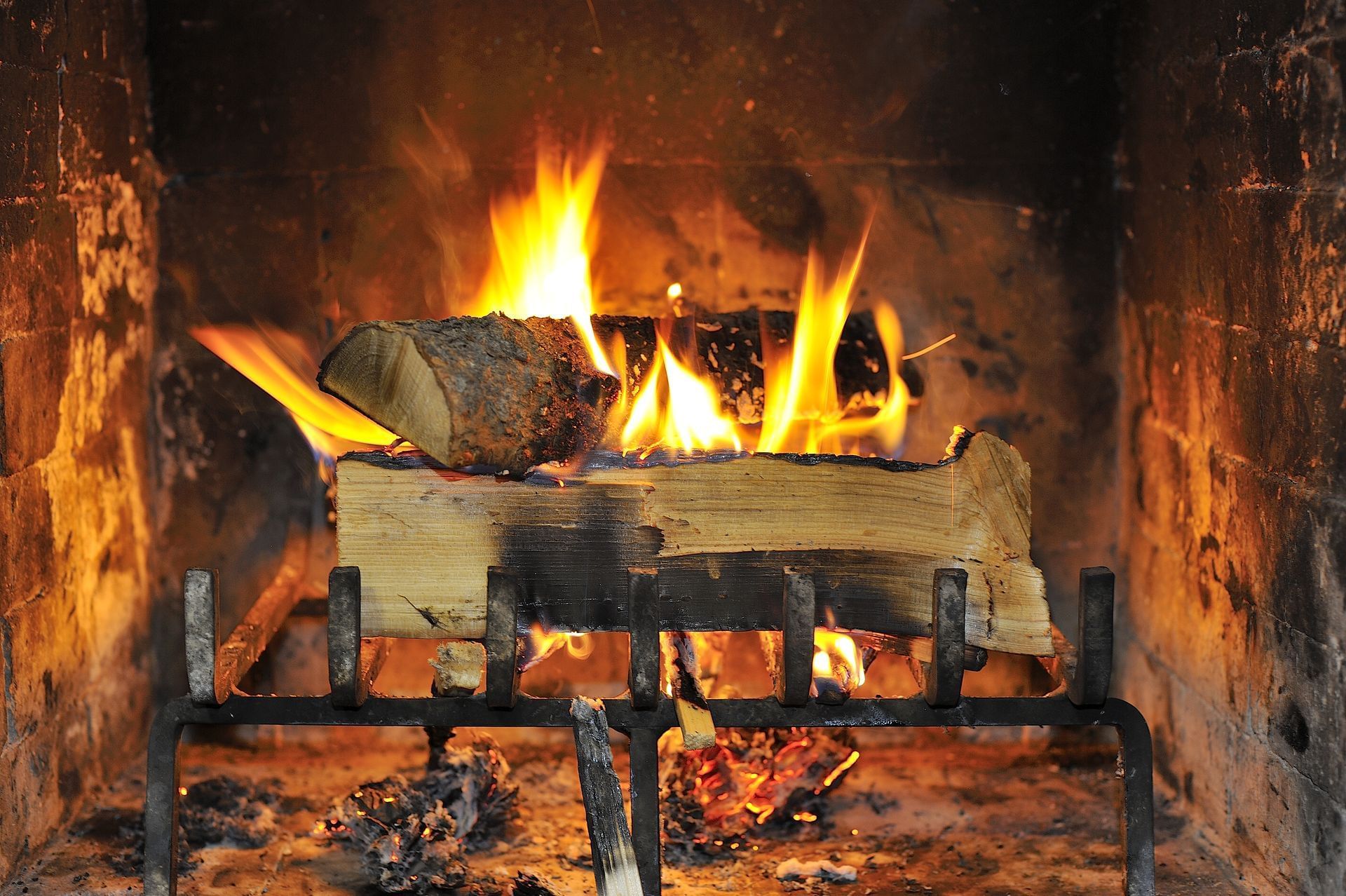 Tekarra Lodge - Cabin Interior Fireplace