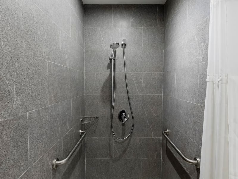 Handheld shower in Accessible Room with grab bars at Fiesta Inn Express Cancún Cumbres, best accommodations in Cancun