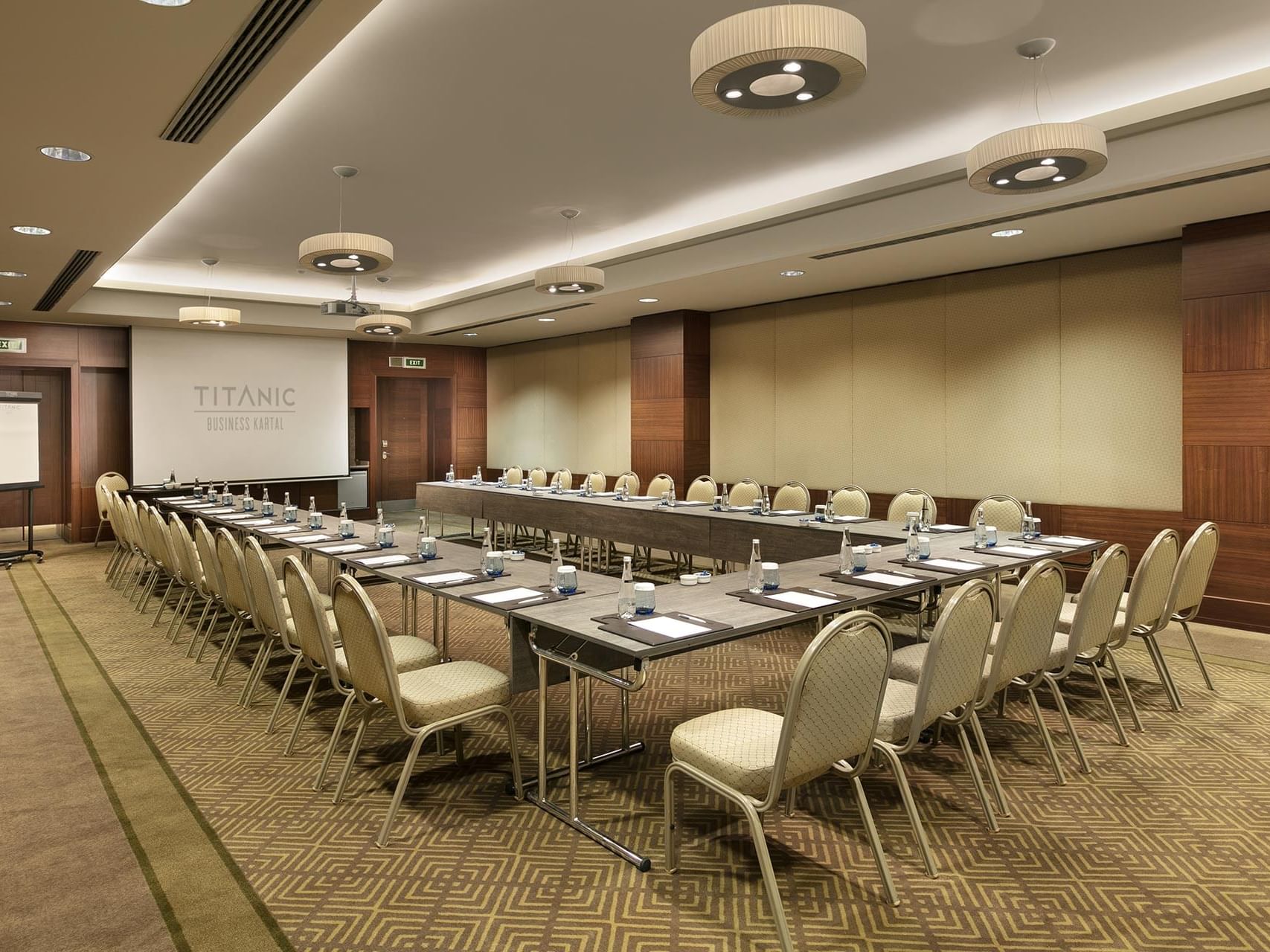  Titanic Business Kartal’daki Borneo salonunda, U düzeninde sandalyelerle hazırlanmış toplantı masası.